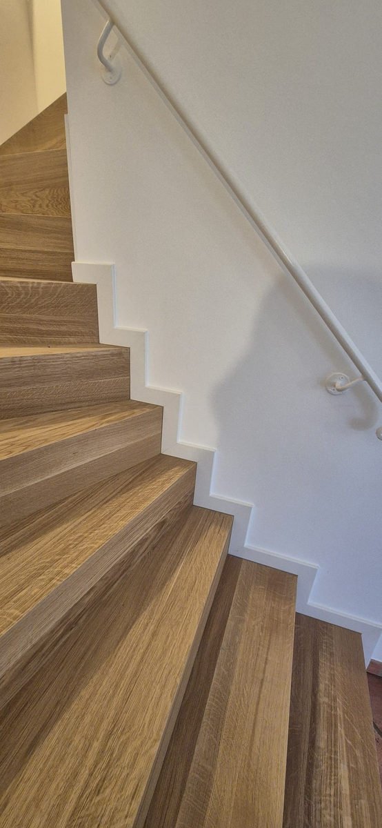 Escalier habillé de chêne, marches et contremarches